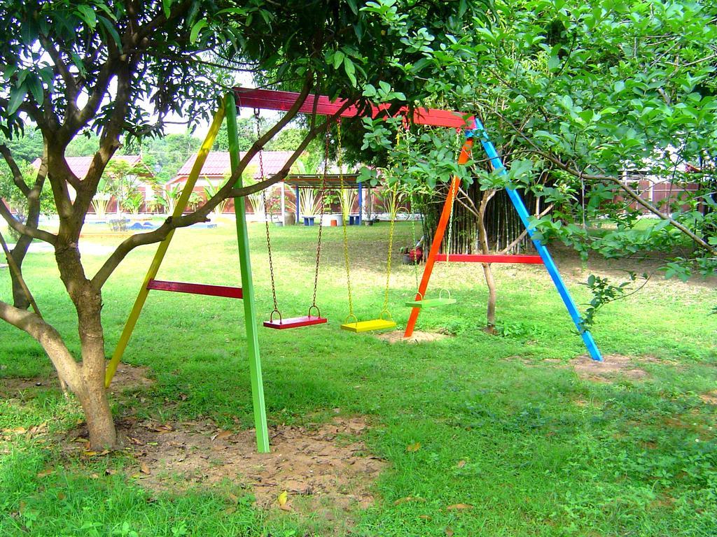 Mini-Golf **** & Resort Убон Ратчатани Екстериор снимка